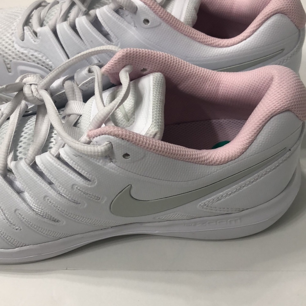 WHITE NIKE ZOOM SNEAKERS